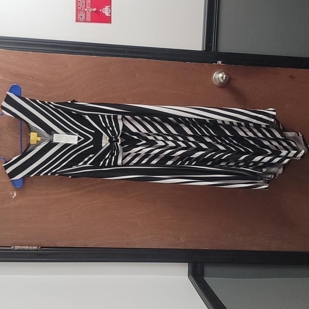 𝅺nwt Liz Lange black and white asymmetrical dress.  Size large.
